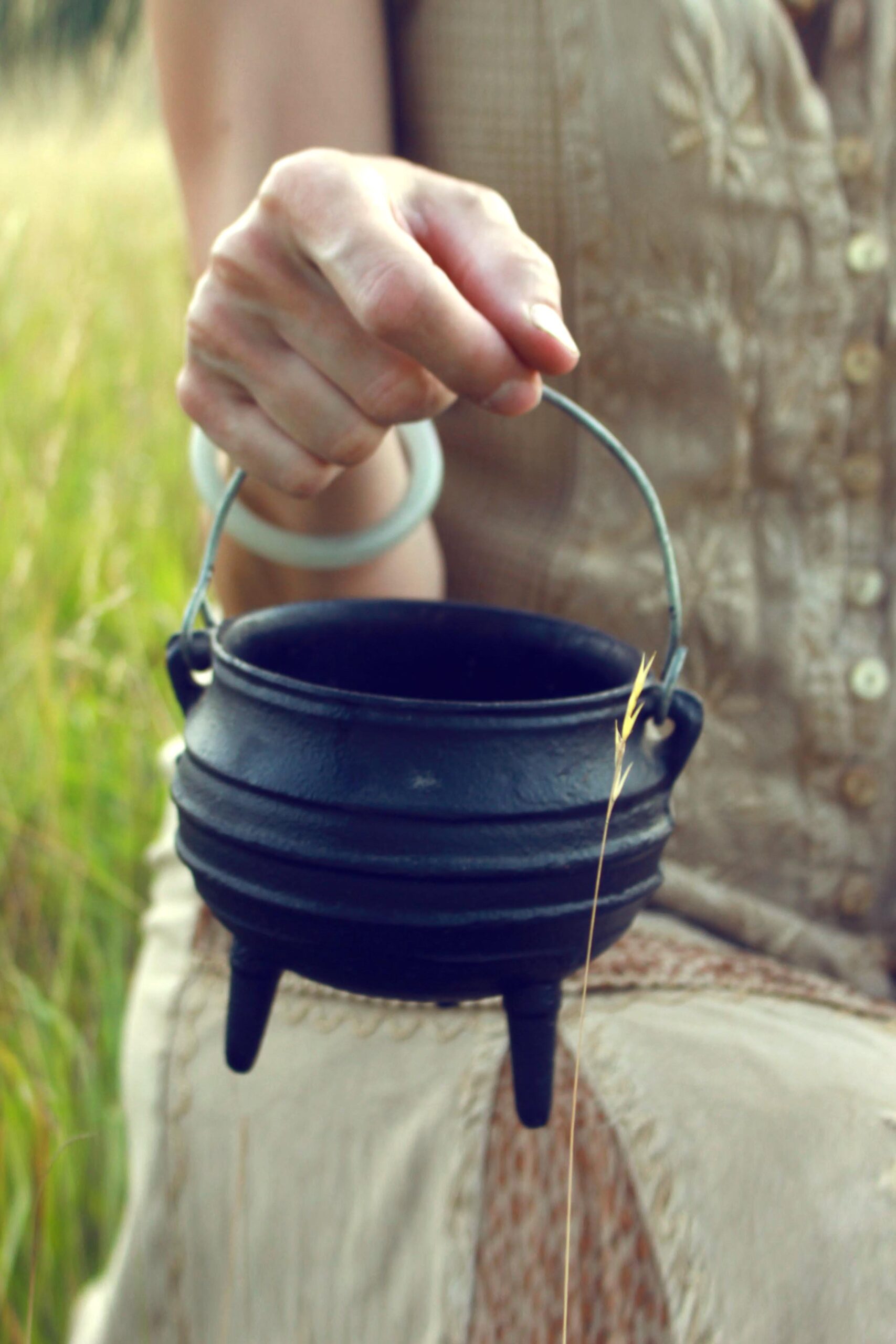 Any idea what it might be? Just a small pot? I haven't see a cast