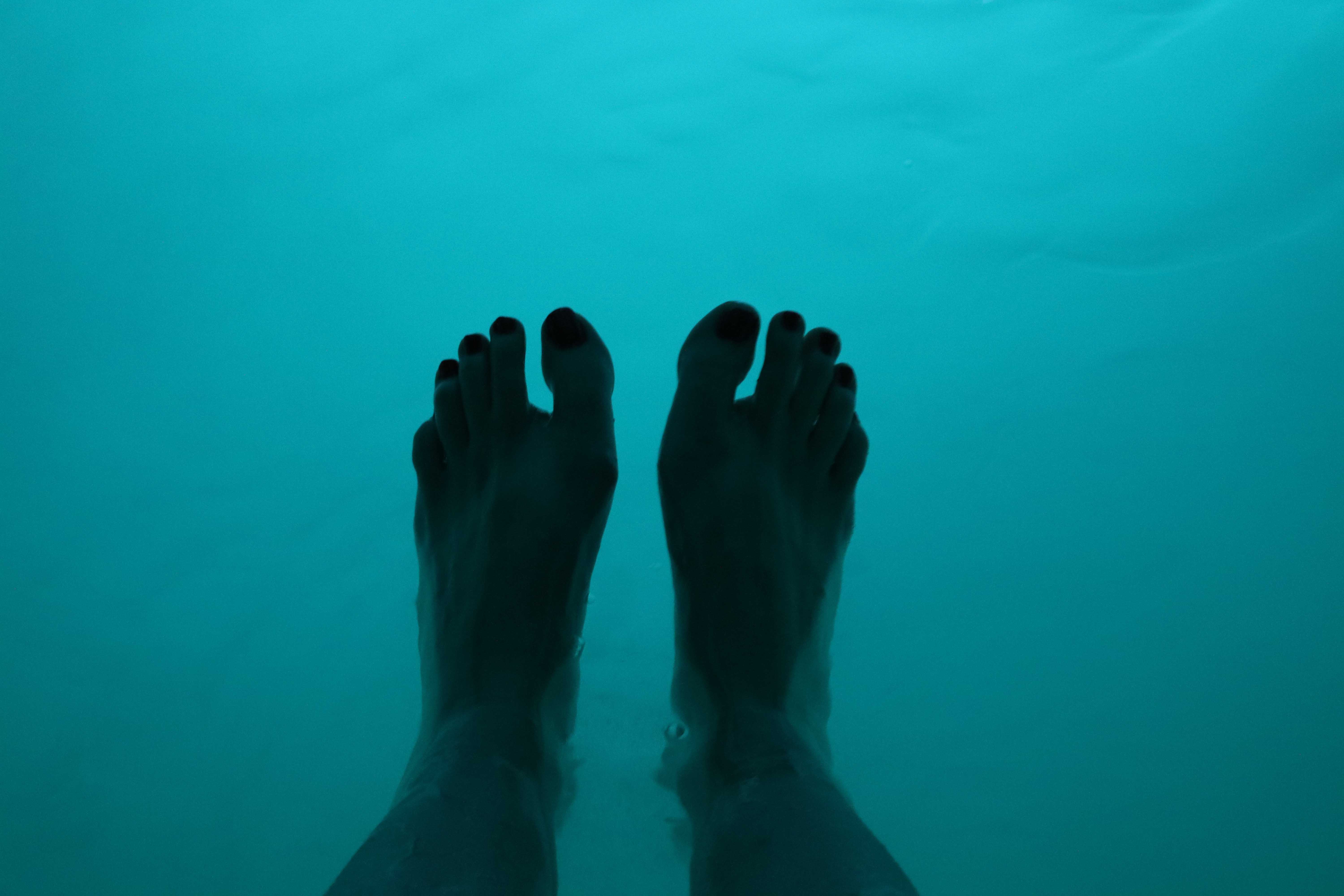 sensory deprivation tank feet first