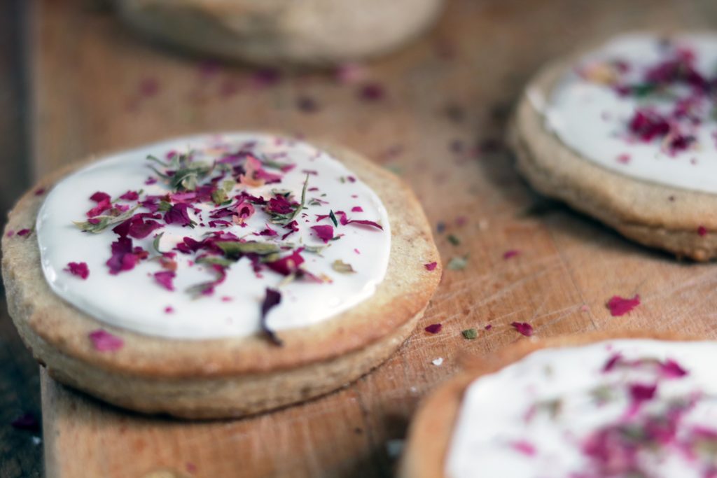 Rose petal cookies with cinnamon and vanilla.