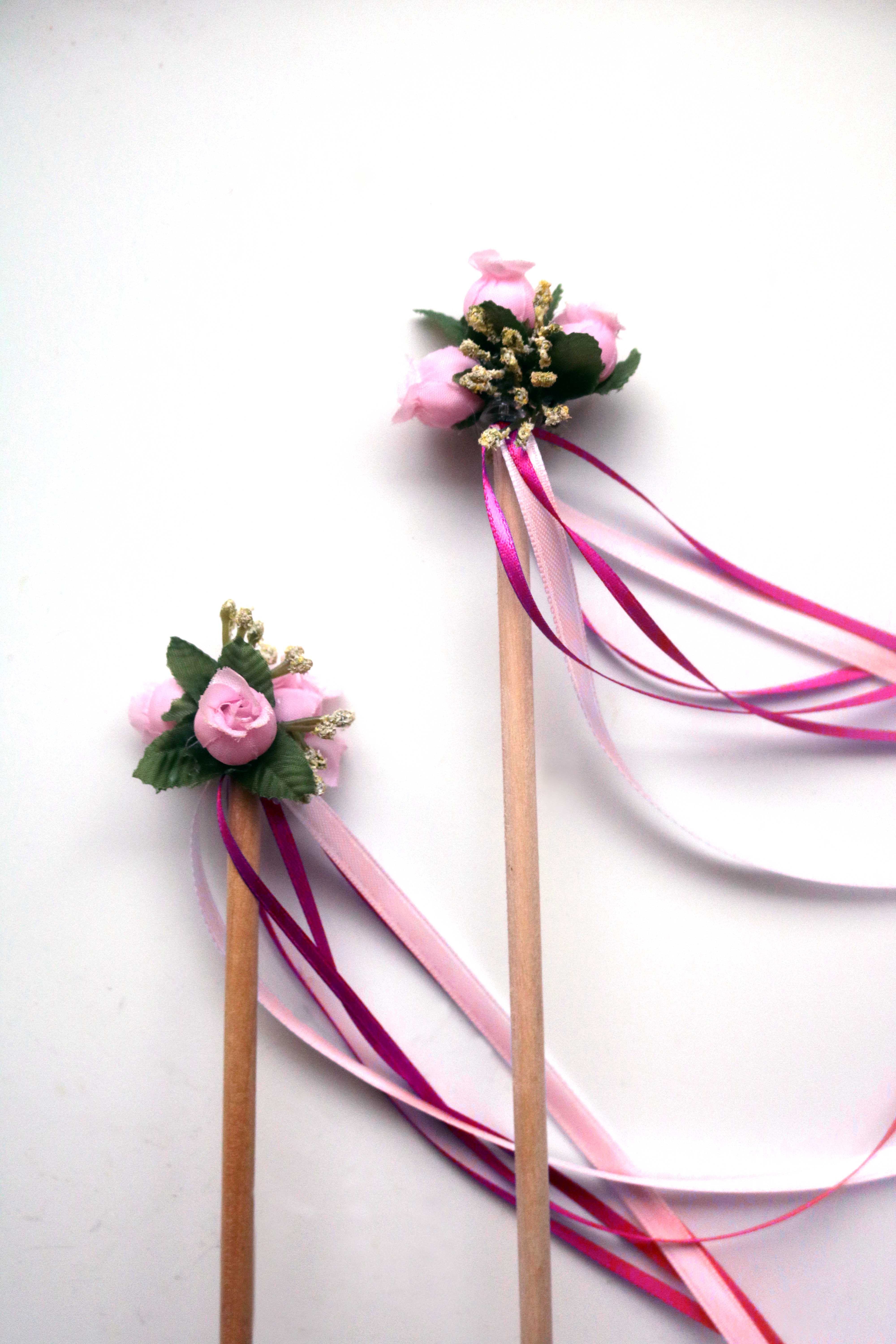 OMG mini maypoles. The cutest, easiest Beltane craft. Would be good to do with little ones!