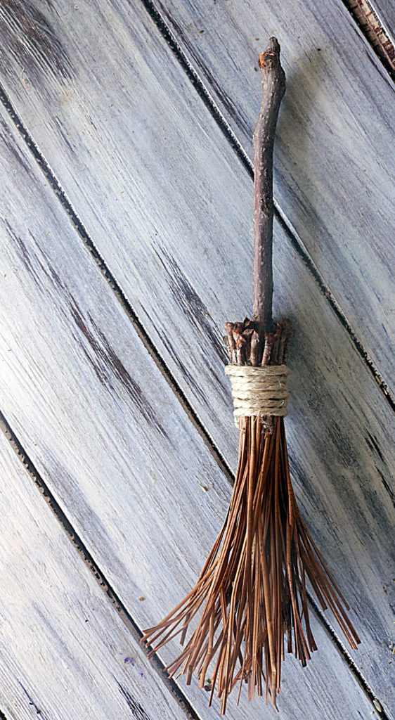 Make your own witchy round broom.