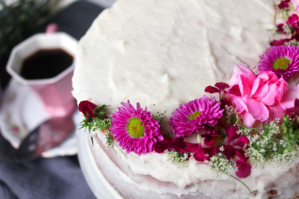 How to use real flowers on a DIY spring cake.