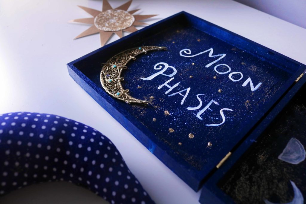 Esbat Moon Altar DIY witchy pagan craft for wiccans and lunaphiles. 