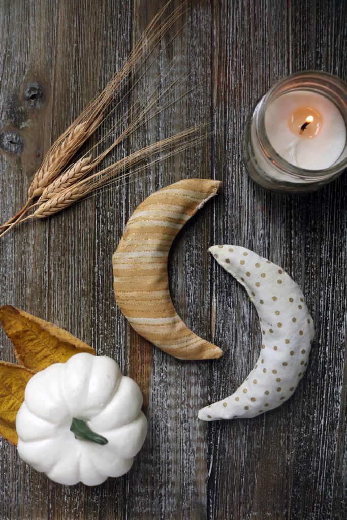 Get into the spirit of autumn with these witchy DIY spell sachets for abundance. 